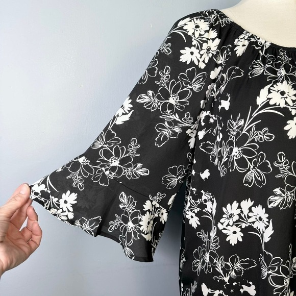 Torrid Floral 3/4 Length Bell Sleeve Gorgette Flowy Blouse Black White Sz 2X - Picture 7 of 12